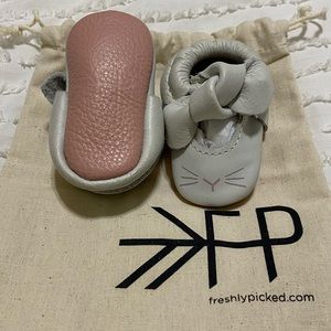 Freshly Picked size 0 bunny knotted bow moccs